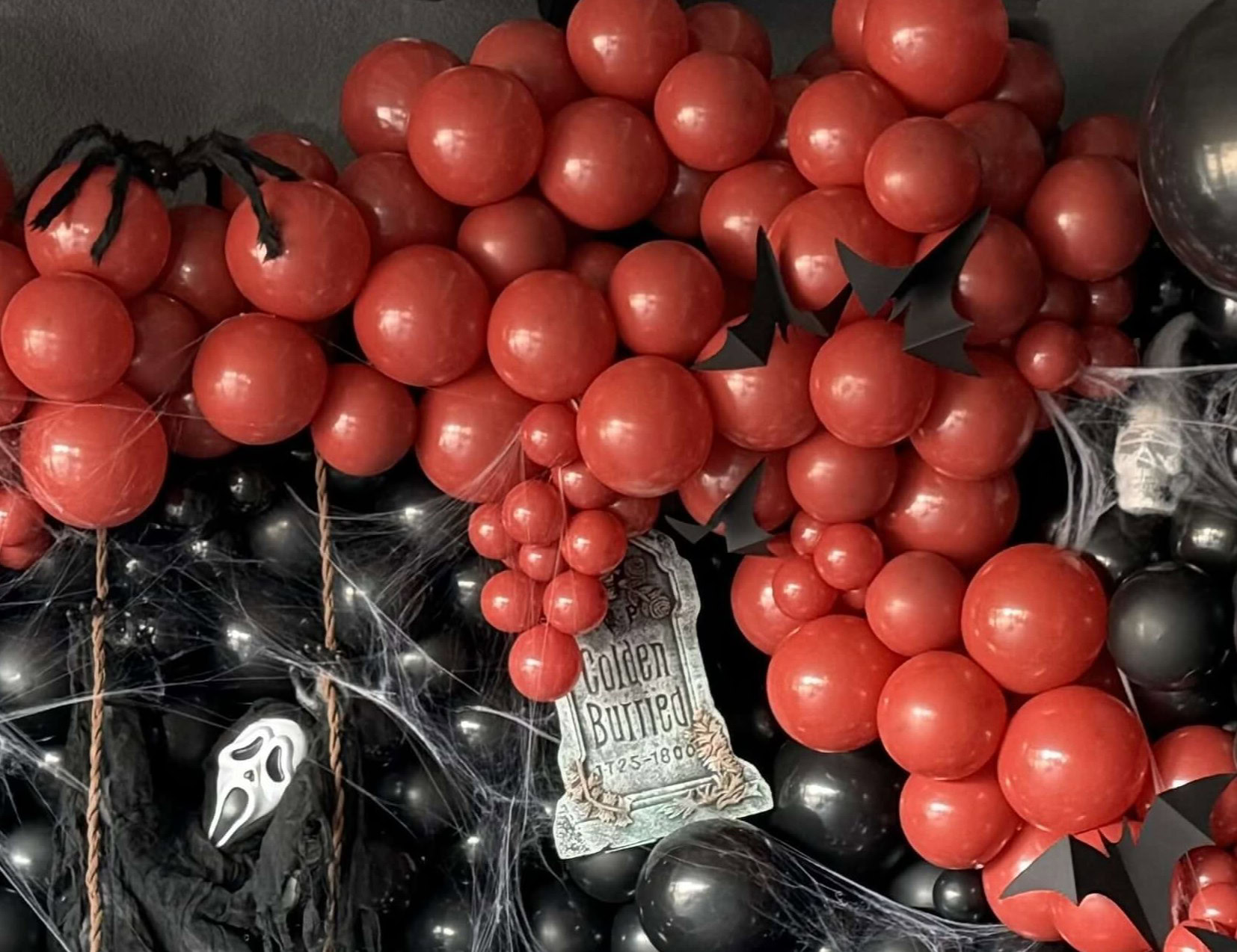 Baloni za Halloween dekoraciju od balona, crne i crvene boje, za tematske proslave i ukrase.