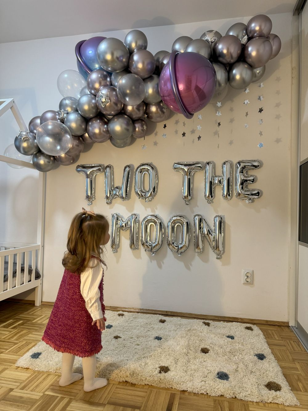 Dekoracija od balona za dječji rođendan two the moon